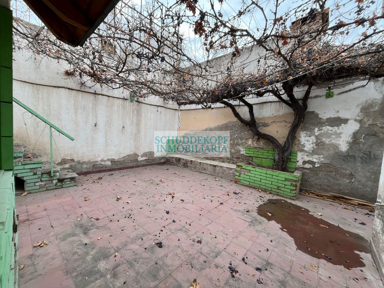 Avenida San Juan al 200 - CASA A REFACCIONAR 