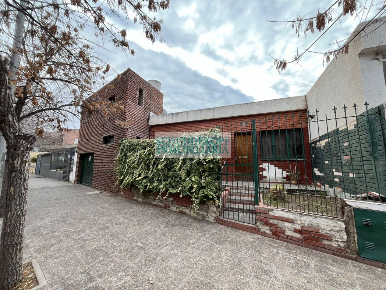 Avenida San Juan al 200 - CASA A REFACCIONAR 