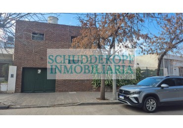 Avenida San Juan al 200 - CASA A REFACCIONAR 